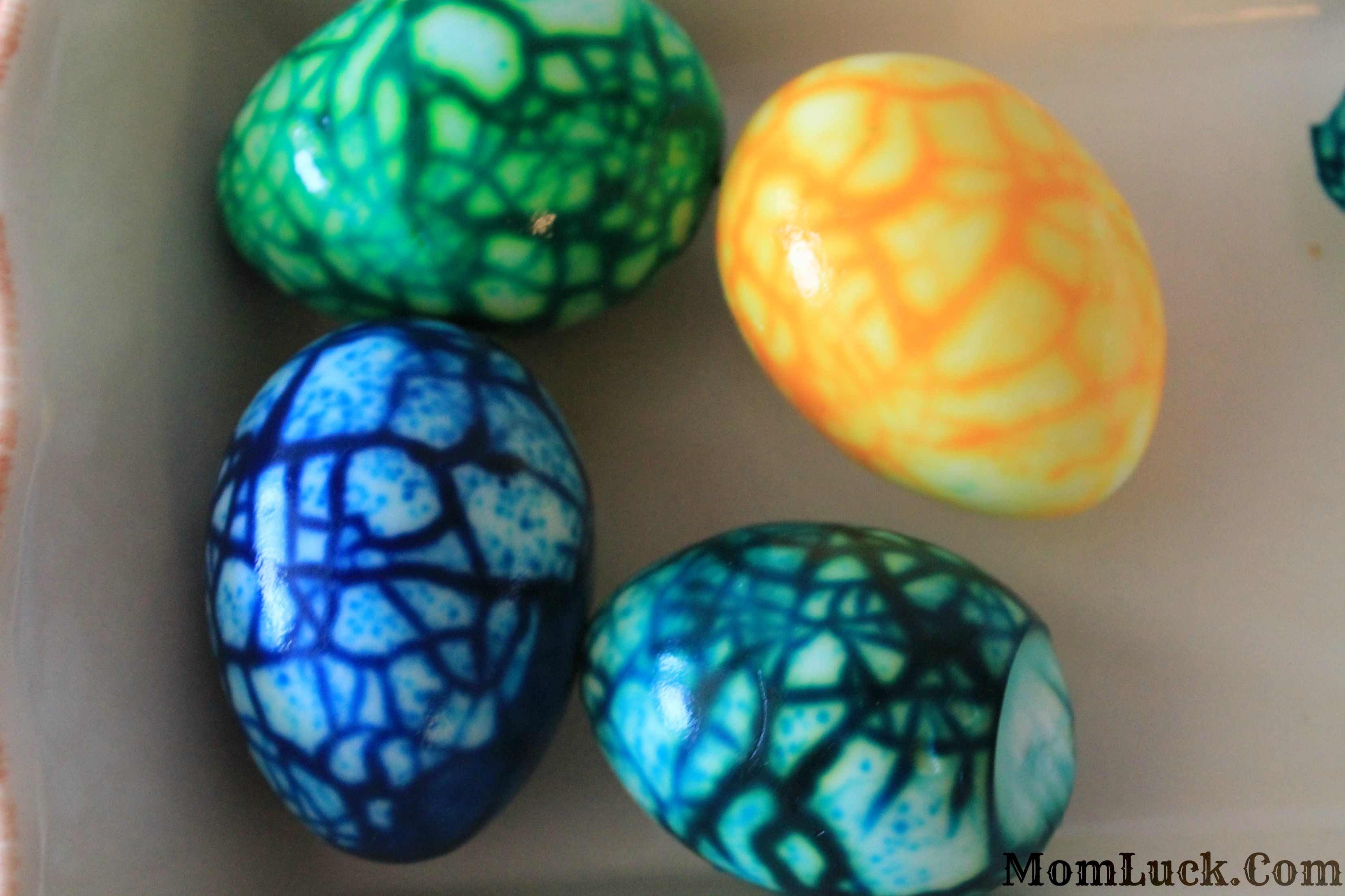 How do you color eggs?