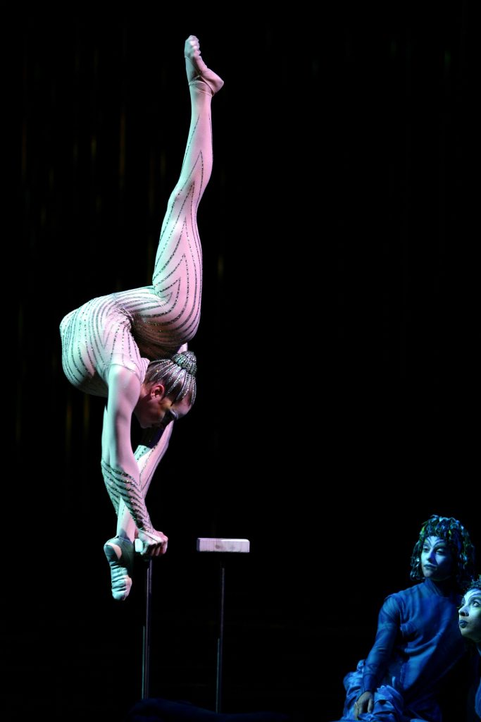 cirque du soleil show varekai -hand balancing pictures 